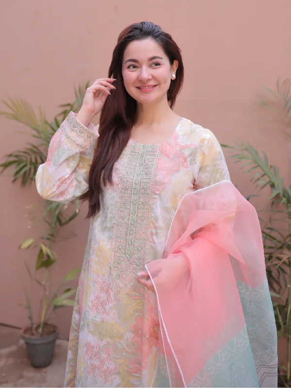 Hania Amir - Pink Blush